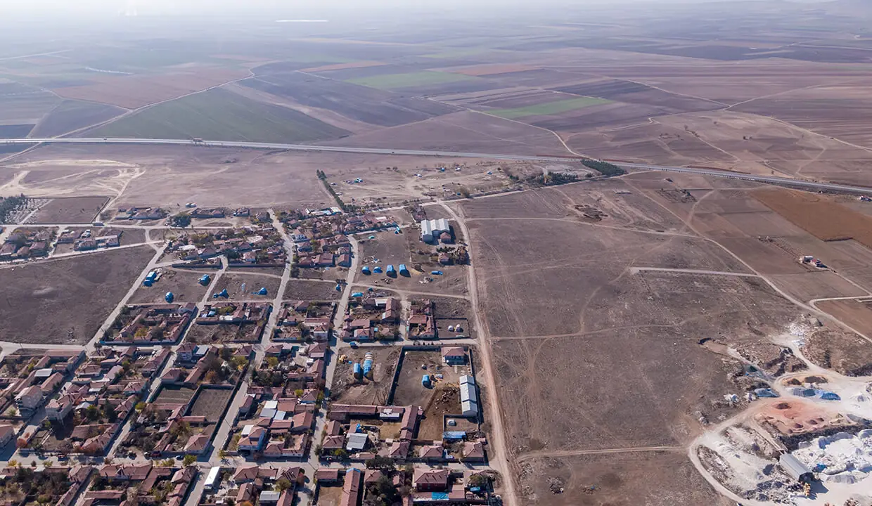 Arazi çevresindeki yerleşim ve sanayi alanlarının kuşbakışı görünümü