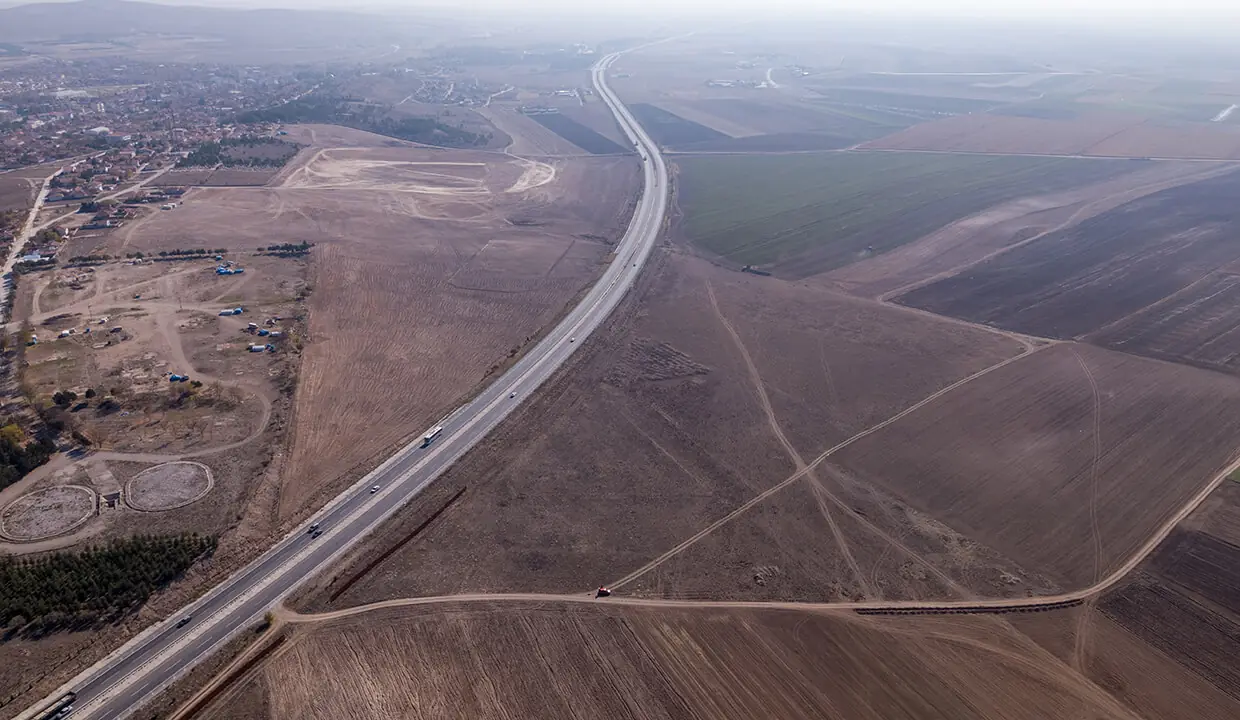 Eskişehir–Konya yolunun arazi boyunca uzanan aksı, havadan